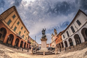 Statua di Ferrante I Gonzaga