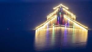 Albero di Natale sul lago