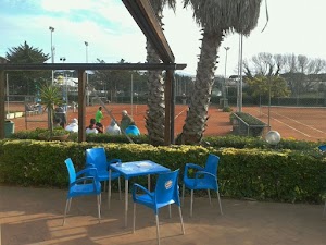 CENTRO SPORTIVO T.C. LAVINIO - corsi nuoto, tennis, salvamento, piscina, calcio, ballo