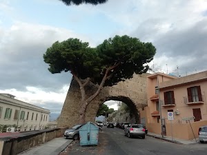 Arco di Cristo Re, baluardo delle Mura Spagnole del XVI secolo