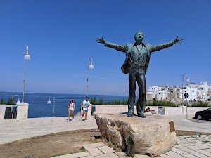 Monumento a Domenico Modugno