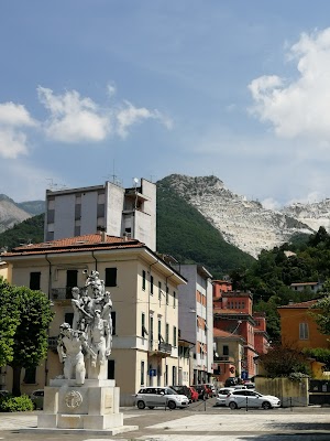 Parcheggio piazza XXVII Aprile Carrara Ms